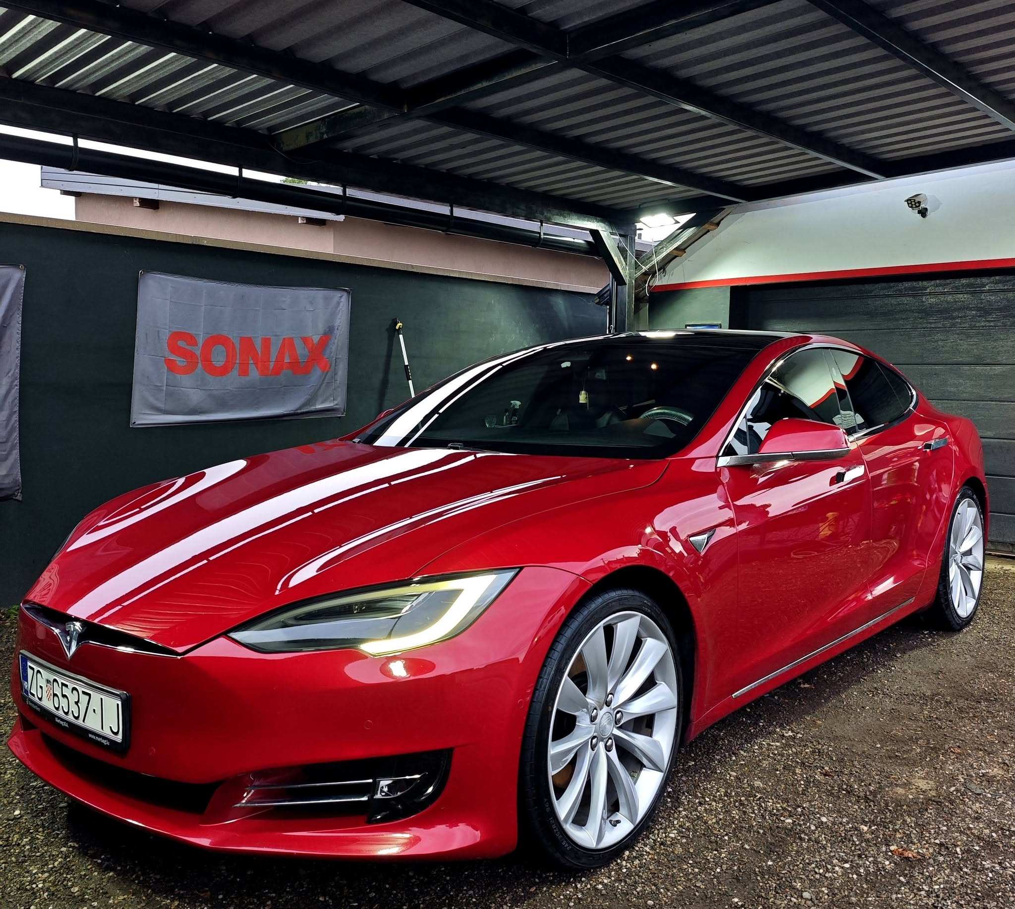 Crveni Tesla Model S nakon detailinga