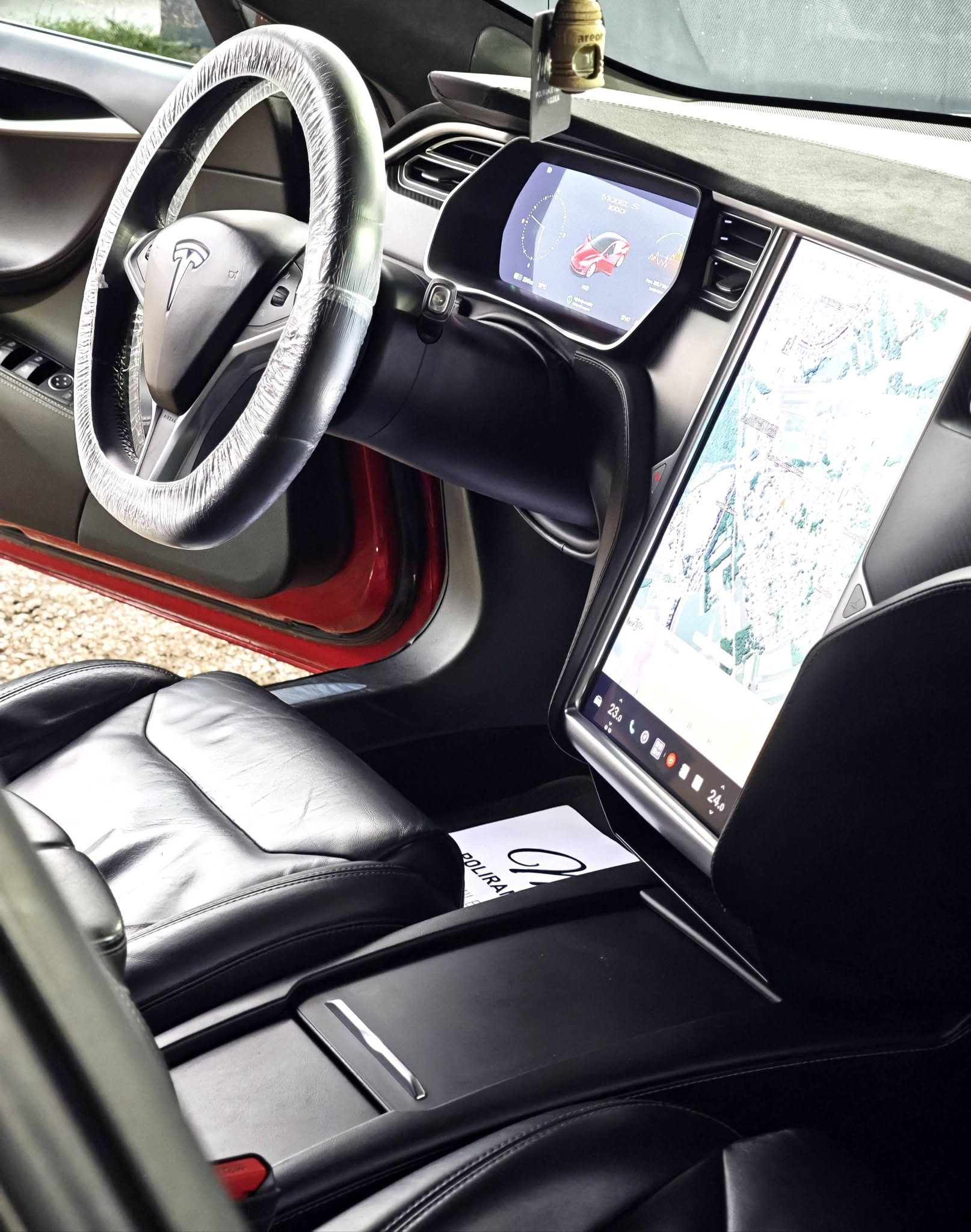 Tesla Model S – prednji dio interijera i zasloni