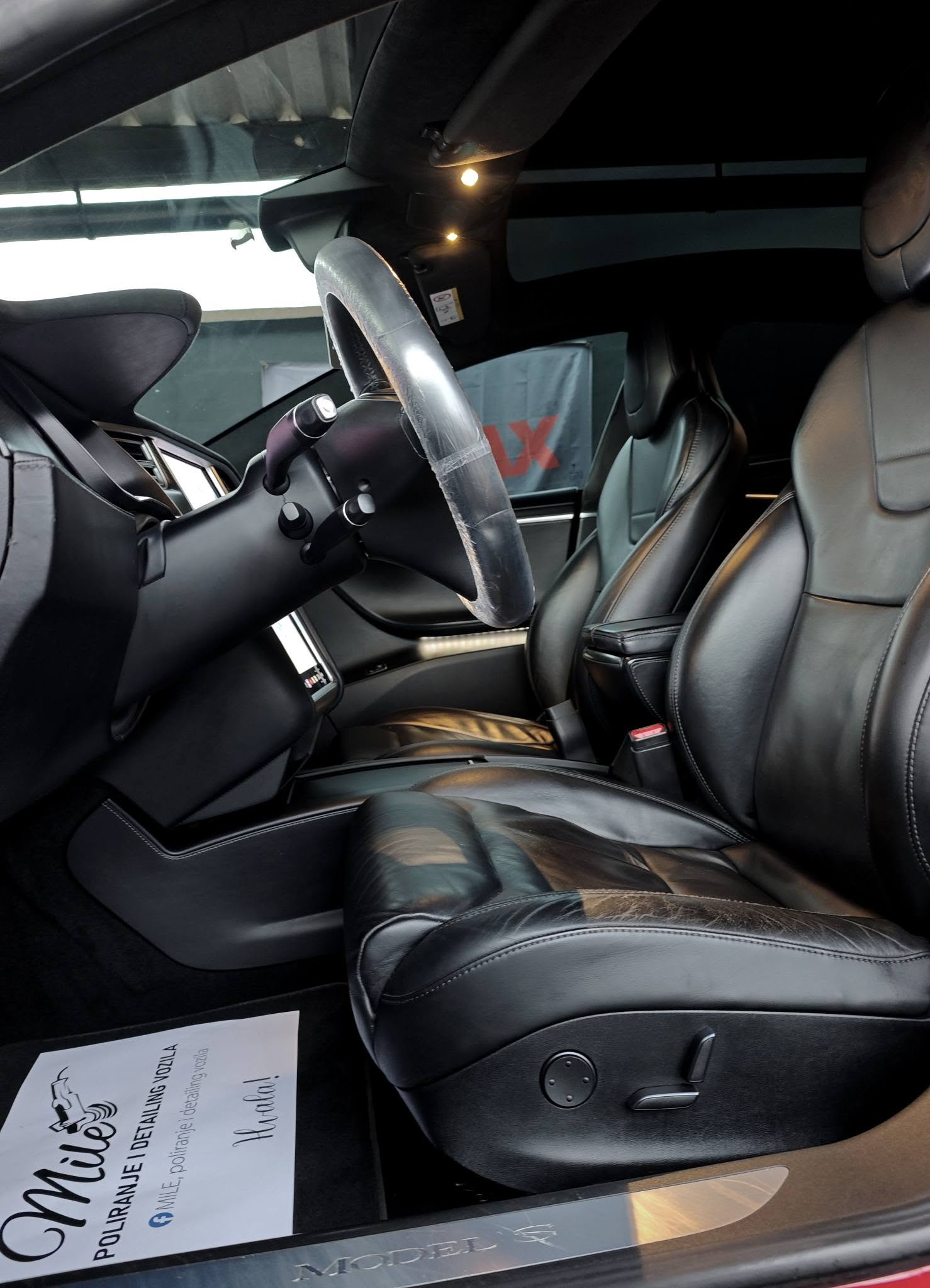 Tesla Model S – prednje kožno sjedalo