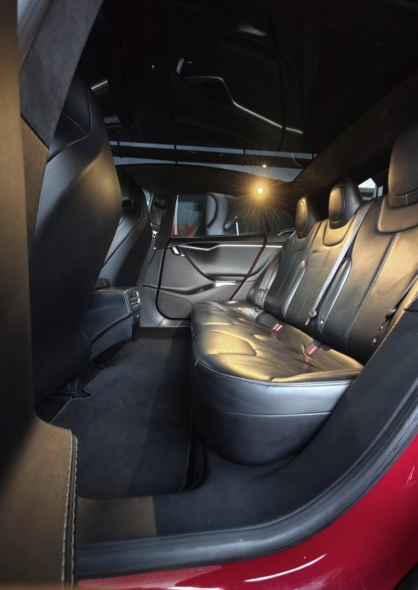 Tesla Model S – stražnji dio interijera